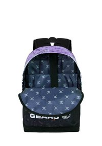 Mochila con una solapa de tonos púrpuras, cuerpo negro y un interior azul con un patrón que presenta motivos de calaveras. Correasy ajustables para mayor comodidad.