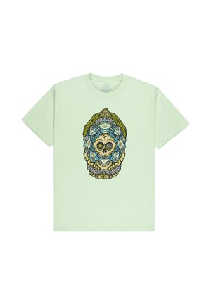 Maglietta verde chiaro con grafica centrale di un teschio circondato da rane e testo "Seekers Element & Timber" in carattere stilizzato.