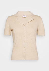 Polo shirt in maglia beige con maniche corte, colletto e parte anteriore con bottoni. Presenta una texture liscia e un tessuto leggero e traspirante.