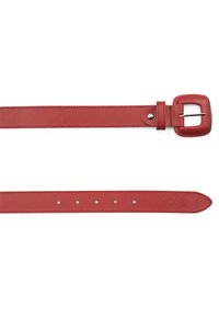 Cinturón de cuero rojo con una hebilla cuadrada de plata, que cuenta con una fila de cinco agujeros para ajustes y un logo en relieve en un extremo.