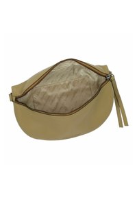 Borsa a forma di mezzaluna in pelle beige con una cerniera marrone che si apre per rivelare un rivestimento in tessuto beige stampato con il testo "HARBOUR 2ND".