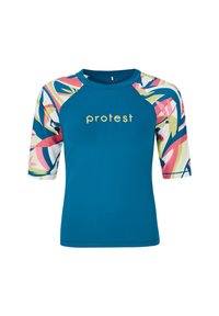 Sininen lyhythihaisen rash guard, jossa on värikkäät kuviolippahtavat hihat ja "protest" -teksti keltaisella edessä. Silkkinen kangas, urheilullinen muotoilu.