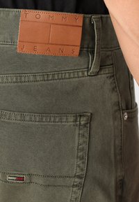 Tommy Jeans OTIS STRAIGHT - Straight leg jeans - fatigue green