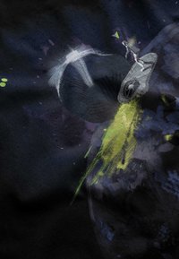 Grafische T-shirt met een zwarte basis en abstracte kleurrijke patronen, met een figuur op een skateboard, omringd door groene en blauwe accenten.