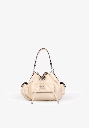 Borsa a tracolla in pelle color crema con chiusura a coulisse, tasca frontale con logo in rilievo e tracolla staccabile su sfondo bianco.