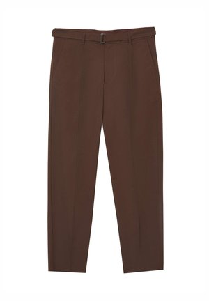 Pantaloni beige su misura con passanti per cintura, tasche laterali, piega frontale e una cintura in tessuto abbinata con una fibbia metallica.