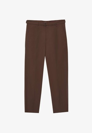 Pantaloni beige su misura con passanti per cintura, tasche laterali, piega frontale e una cintura in tessuto abbinata con una fibbia metallica.