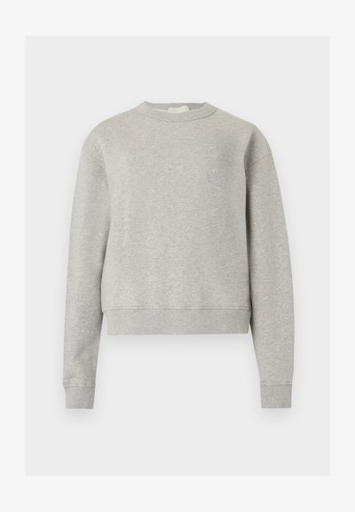 Ανοιχτό γκρι φούτερ με λαιμόκοψη και μακριά μανίκια, με διακριτικό κεντημένο κείμενο στο αριστερό στήθος, εμφανίζεται σε λευκό φόντο.