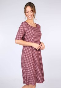 Bordeauxrotes Kleid mit kurzen Ärmeln, quadratischem Ausschnitt und Rautenmuster. Aus weichem Stoff gefertigt, zeichnet es sich durch eine schwingende A-Linien-Silhouette aus.