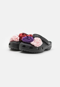 Crocs CLASSIC ROSETTE CLOG UNISEX - Klumpák - black