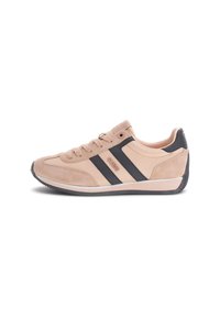 Sneaker bassa beige e nera realizzata in suede e pelle, con chiusura a lacci e dettagli di marca sul lato e sul tallone.