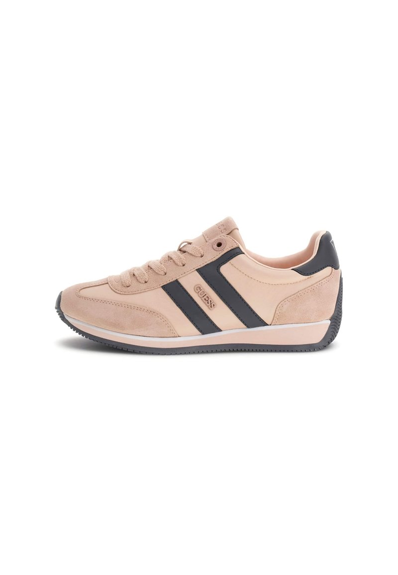 Sneaker bassa beige e nera realizzata in suede e pelle, con chiusura a lacci e dettagli di marca sul lato e sul tallone.
