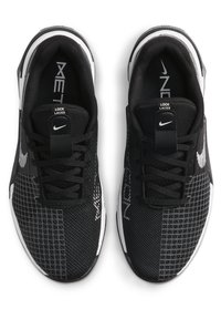 Scarpe sportive nere con tomaia in rete a motivo a griglia, lacci neri e suola bianca. Marchio visibile sulla linguetta e sui lati.