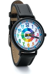 Montre avec un bracelet en cuir noir, dotée d'un cadran coloré et numéroté sur fond blanc, avec des aiguilles heures et minutes transparentes, et une police en gras.