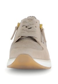 Beige Wildleder Sneaker mit einer strukturierten Oberseite, flachen Schnürsenkeln, seitlichen Reißverschlüssen und einer Gummisohle. Goldene Hardware-Akzente und eine gemusterte Innensohle.
