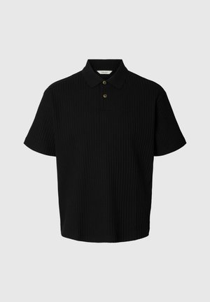 Čierne polotriko s krátkym rukávom s textúrovanými vertikálnymi pruhmi, dvoma hnedými gombíkmi a klasickým golierom na jednofarebnom pozadí.