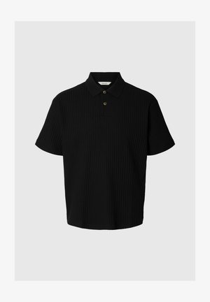 Čierne polotriko s krátkym rukávom s textúrovanými vertikálnymi pruhmi, dvoma hnedými gombíkmi a klasickým golierom na jednofarebnom pozadí.