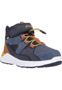 Blauwe en grijze sportieve schoen van suede en mesh materialen, gele accentveters, een gevoerde kraag en een rubberen zool met een gestructureerd profiel.