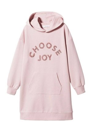 Jasnoróżowa sukienka z kapturem wykonana z miękkiej tkaniny, z przednią kieszenią i błyszczącym napisem "CHOOSE JOY" na wysokości klatki piersiowej.