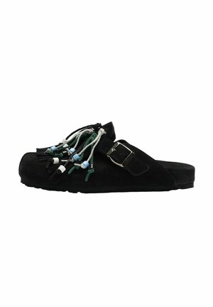Schwarzer Slip-On-Schuh mit seitlicher Schnalle, verziert mit hängenden, mehrfarbigen Schnüren und Perlen oben, flache Sohle, Wildlederstruktur.