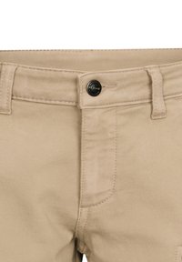 Pantaloni in misto cotone beige con chiusura a bottoni, fronte piatto, passanti per la cintura e texture liscia. Nessun motivo o accento visibile.