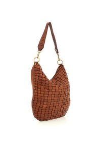 Borsa a tracolla in pelle intrecciata marrone con forma curva, superficie texturizzata e una lunga tracolla con accessori in metallo dorato.