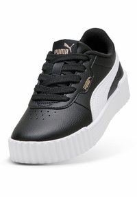 Schwarze Ledersneaker mit strukturierter Oberfläche, weißen Akzentstreifen, runder Zehenpartie und dicker weißer Gummisohle. Verfügt über schwarze Schnürsenkel und ein Logo.