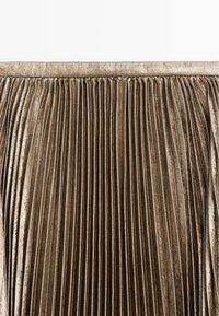 Tessuto plissettato metallico in una calda tonalità marrone, caratterizzato da una superficie testurizzata con pieghe verticali equidistanti e una vita liscia.