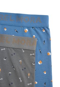 Ropa interior con cinturillas elásticas, una azul con estampado de jarras y botellas de cerveza, y una gris con un patrón de herramientas pequeñas.