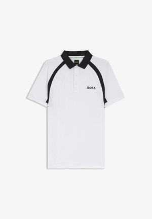 Biała koszulka polo z czarnymi akcentami, krótkimi rękawami i plisą na trzy guziki. Czarny napis "BOSS" na lewej piersi.