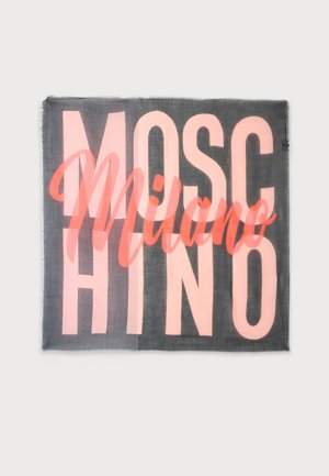 Suorakaiteen muotoinen musta huivi, jossa on suuret vaaleanpunaiset lohkokirjaimet, jotka muodostavat sanan "Moschino", ja tekstin päällä punainen kursiivinen "Milano".