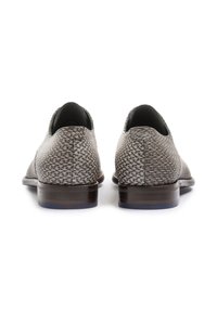 Graue, gewebte Lederschuhe mit texturierter Oberfläche, braunem Absatz und glattem schwarzen Innenleben. Das Design zeichnet sich durch eine schlanke Silhouette und minimale Nahtdetails aus.