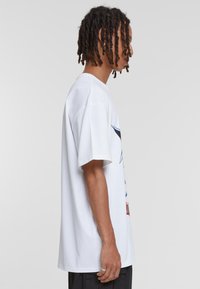 Upscale by Mister Tee YU GHI OH EYES DRAGON HE - T-shirts print - white