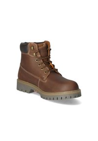 Botas de cuero marrón hasta el tobillo con cordones, acentos naranjas en contraste, puntera reforzada y suela de goma gris resistente con surcos profundos.