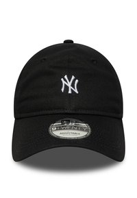 Sort baseball cap med en buet skygge, udsmykket med en hvid broderet 'NY'-logo. Justerbar pasform med en tekstureret stoffssoverflade.