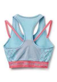 Lichtblauwe sportbh met een roze band. Heeft een racerback ontwerp, een geperforeerde mesh details en verticale strepen op de onderste sectie.