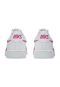 Białe sportowe buty z różowymi akcentami, z gładką skórzopodobną powierzchnią, wyściełanym kołnierzem i logo na pięcie. Okrągły kształt noska.