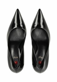 Scarpe con tacco alto in vernice nera con punte appuntite. L'interno presenta una texture liscia; una scarpa ha un'accente rossa vicino al tacco.