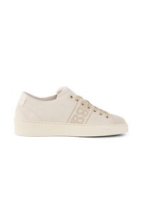 Baskets en daim beige avec une finition lisse, un bout rond et un laçage à l'avant. Présentent un design de logo subtil sur le côté et une semelle en caoutchouc crème.