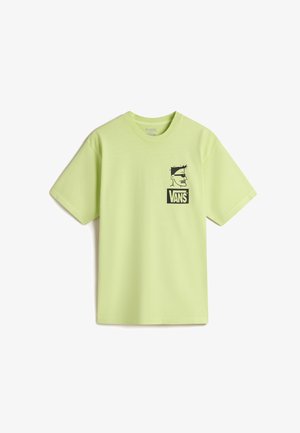 Hellgrünes Baumwoll-T-Shirt mit kurzen Ärmeln, das ein schwarzes grafisches Logo und eine Illustration auf der linken Brustseite zeigt.