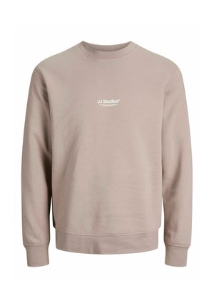 Sudadera de color beige claro con mangas largas, cuello redondo y puños acanalados. Presenta un pequeño logo blanco en el pecho. Textura suave y lisa.