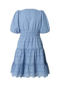 Jasnoniebieska bawełniana sukienka z bufkami na rękawach, marszczoną talią, falbanami na warstwach oraz ażurowymi zdobieniami na całej powierzchni. Projekt wykończony jest falistym dołem.