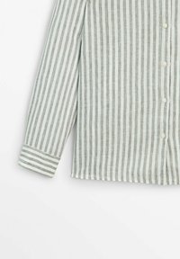 Chemise à boutons avec un motif rayé vert clair et blanc, manches longues, texture en lin et poignet rayé contrastant.