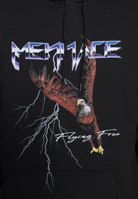 Sudadera negra con un gráfico de un águila con las alas extendidas, rodeada de rayos, y el texto "MENACE" y "Flying Free" en colores brillantes.