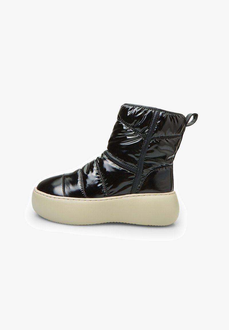 Botas tobilleras de plumas negras con un exterior brillante y acolchado, correas elásticas y una suela gruesa de color crema. Incluyen un bucle para facilitar su uso.