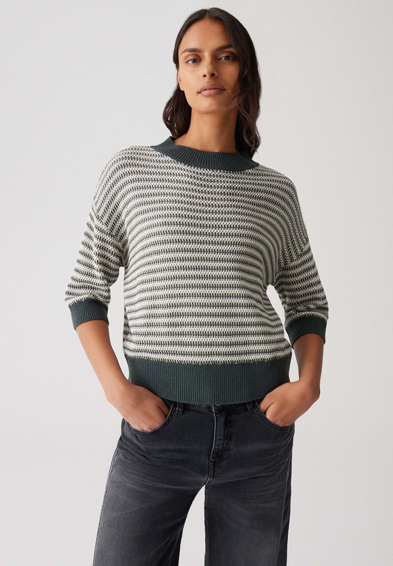 Maglione a righe in crema e verde scuro, caratterizzato da un collo rotondo a coste e polsini, con una vestibilità rilassata e un tessuto testurizzato.