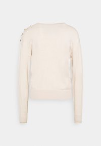 Pull à manches longues couleur crème avec poignets et ourlet côtelés, orné de boutons décoratifs le long de la couture de l'épaule gauche, vu de dos.