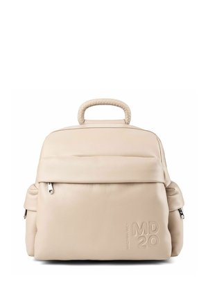 Mochila de cuero beige con asa trenzada, bolsillo frontal con cremallera, bolsillos laterales y logo MD20 en relieve en la esquina inferior derecha.