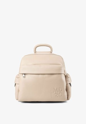 Zaino in pelle beige con manico intrecciato, tasca frontale con zip, tasche laterali e logo MD20 in rilievo nell'angolo in basso a destra.
