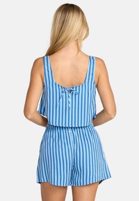Μπλε ριγέ ολόσωμη φόρμα με φαρδιά, αμάνικη μπλούζα, τετράγωνη πλάτη και δεμένο στοιχείο, σε συνδυασμό με σορτς με ελαστική μέση.